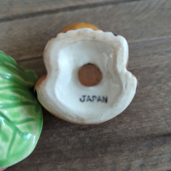 Vintage Handpainted Ceramic Frog on a Lily Pad Salt & Pepper Shakers Japan - Picture 9 of 11